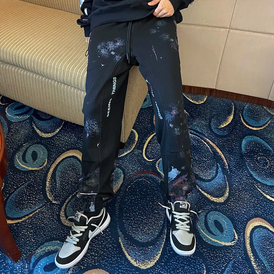 ♻️💯Refer to the model picture for the upper body❤️Examined version OFF 17FW WHITE Starry Sky Fireworks Splash Ink OW Sports Autumn and Winter Sweatpants Casual Pants for Men and Women. The firework color is obtained through contrasting printing. There are eight panels in the whole body. Seven color sets and eight panels are divided into eight printings. The first layer is gray, the second layer is white, the third layer is yellow, the fourth layer is green, the fifth layer is blue, the sixth layer is purple, the seventh layer is orange, and the last layer is arrow paint printing. The seven colors are layered on top of each other, and new colors will appear. The arrows on the back and the squares on the front are first glued and then hung four times in a row. The paint has a distinct concave and convex feeling. Quality depends on the details. The blue letters are electrostatic three-dimensional flocking. They are done separately first and then printed through high-temperature thermal transfer. The difficulty is unprecedentedly high. The total number of fireworks series produced exceeds 50,000 pieces, and more than half of the ones seen on the market are from my home!  Size: XS-L Color: Black (The waist is elastic and can be enlarged) P: 380